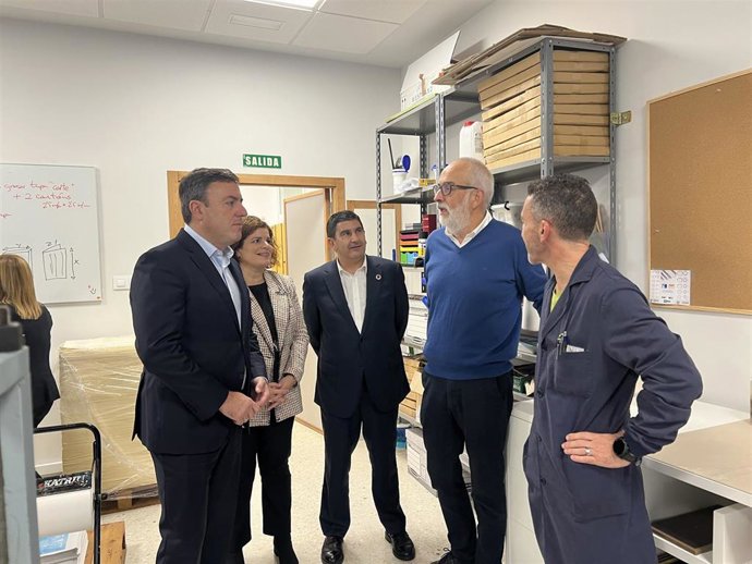 O presidente da Deputación da Coruña, Valentín González Formoso, e o delegado do Goberno en Galicia, Pedro Blanco, visitan o IES Rosalía Mera