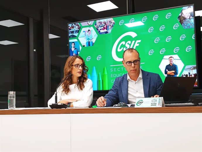 La presidenta del sector de Educación de CSIF Castilla y León, Isabel Madruga, y el responsable de negociación del sector, Mariano González.