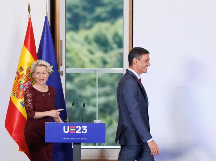 Archivo - La presidenta de la Comisión Europea, Ursula von der Leyen y el presidente del Gobierno, Pedro Sánchez, a su llegada a una rueda de prensa posterior a la reunión plenaria del Gobierno de España y del Colegio de Comisarios, en la Galería de Col