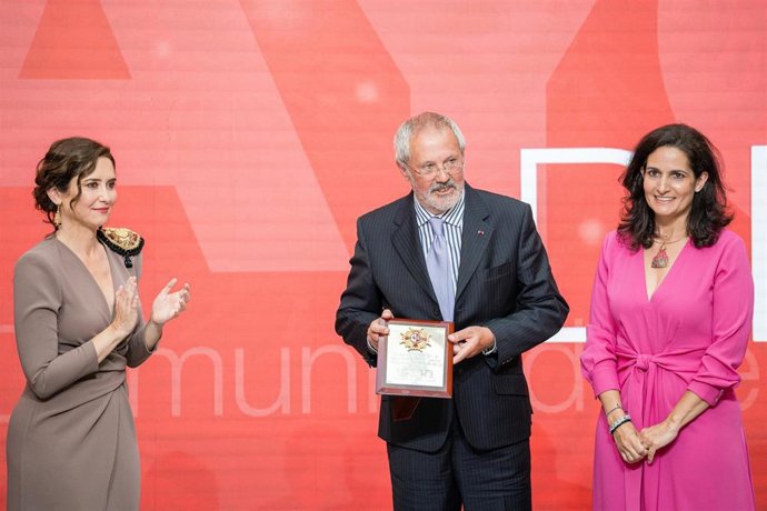 Archivo - La directora general de la Fundación Ortega-Marañón, Lucía Sala (d) y el director de la Revista de Occidente, Fernando Rodríguez Lafuente (c), recogen la Gran Cruz de la Orden durante la ceremonia de imposición de Medallas de la Comunidad de M