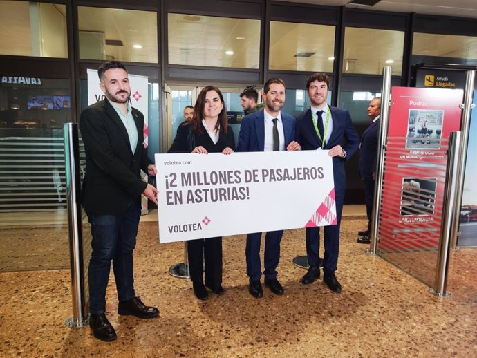 De izquierda a derecha el viceconsejero de Infraestructuras y Movilidad, Jorge García; la pasajera 2 millones de Volotea, Bárbara Padres; el director de Estrategia de Volotea, Gabriel Schmilovich y el director del Aeropuerto de Astturias, Pedro Cotilla.