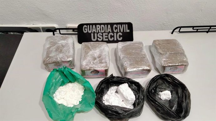 La droga intervenida por la Guardia Civil.