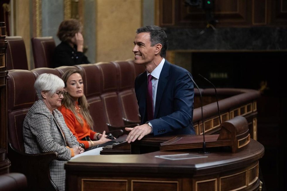El presidente del Gobierno en funciones y candidato a la reelección, Pedro Sánchez, se dirige a intervenir durante la primera sesión del debate de investidura como presidente de Gobierno