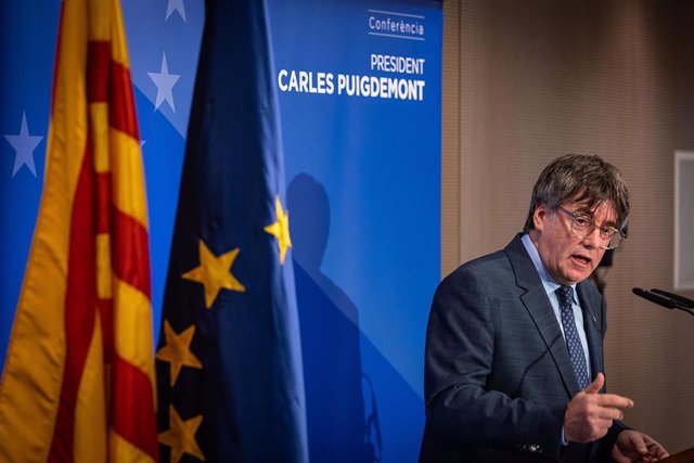 Archivo - El expresidente de la Generalitat y eurodiputado de Junts, Carles Puigdemont, ofrece una rueda de prensa en Bélgica