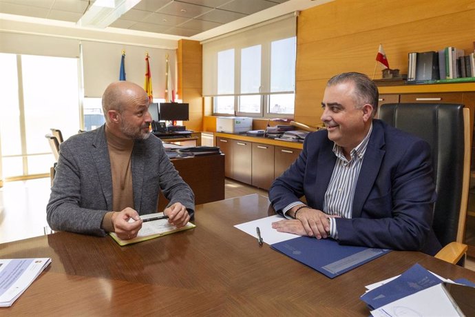 El Consejero De Fomento, Roberto Media, Recibe Al Alcalde De Puente Viesgo, Óscar Villegas