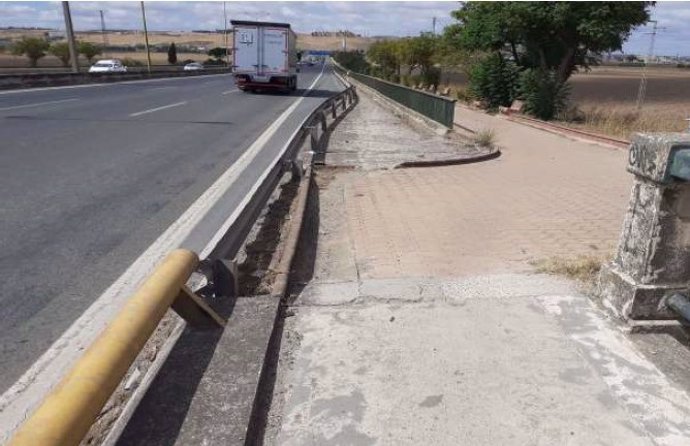 Aspecto actual de vial adoquinado de acceso al puente