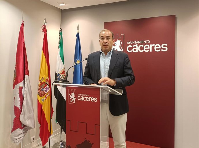 Archivo - El alcalde de Cáceres, Rafael Mateos, en una foto de archivo