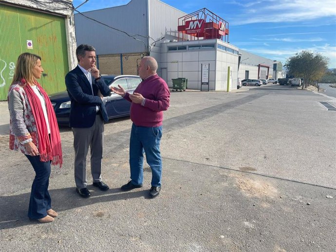 El vicepresidente de Prodetur, Rodrigo Rodríguez Hans, acompañado por el alcalde de La Puebla de Cazalla, Antonio Martín, y la primera teniente de Alcaldía, Amanda Copete.