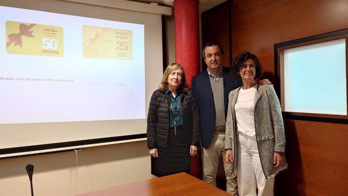 La presidenta de la Unión de Comerciantes, Sara Menéndez, ha presentado la iniciativa acompañada por el presidente de Comercio de Oviedo, Ignacio del Río, y la presidenta de Comercio Mieres, Mercedes Olavarrieta.