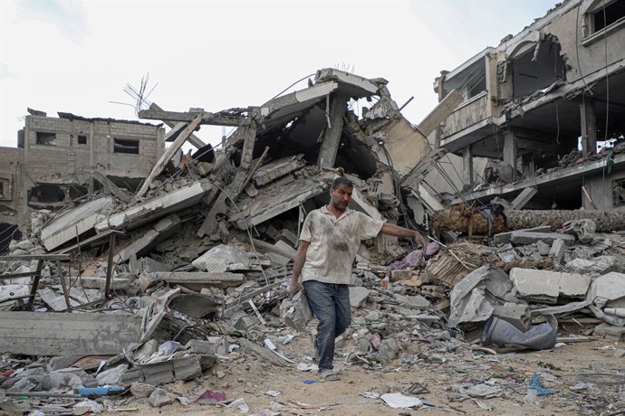 GAZA, Nov. 13, 2023  -- A man inspects the rubble of buildings destroyed in Israeli airstrikes in the southern Gaza Strip city of Khan Younis on Nov. 12, 2023. The government media office in Gaza on Sunday announced that the casualties from Israeli atta