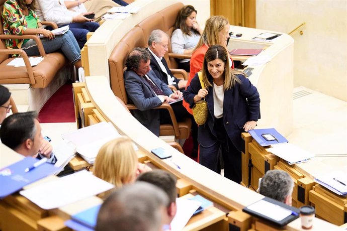 Archivo - La presidenta de Cantabria, María José Sáenz de Buruaga, en el Parlamento 