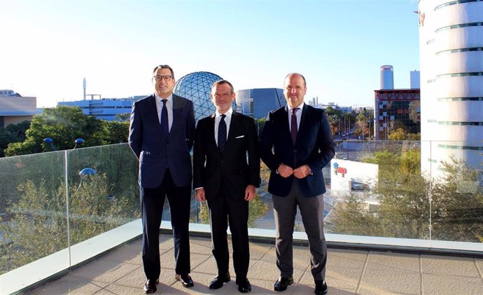 El director general de Andalucía TRADE, Antonio Castro, el secretario general de Landaluz, Miguel Ángel Jiménez; y el delegado territorial de Economía, Hacienda, Fondos Europeos y de Industria, Energía y Minas en Sevilla, Antonio José Ramírez.