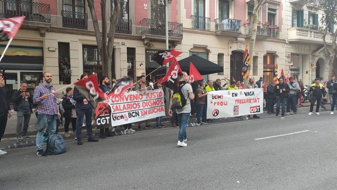 Concentración de trabajadores del Bicing ante un centro de BSM en la calle Calbria de Barcelona.