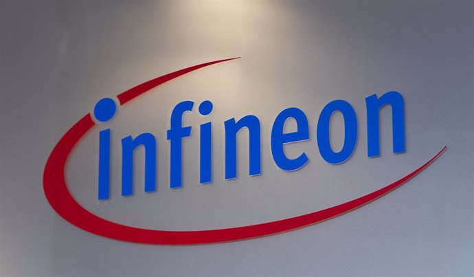 Archivo - Logo de Infineon en una de sus oficinas en Dresde (Alemania).