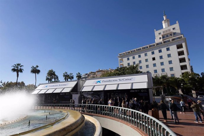 La muestra itinerante en Málaga está situada en dos unidades desplegables colocadas en la plaza de la Marina de la ciudad.