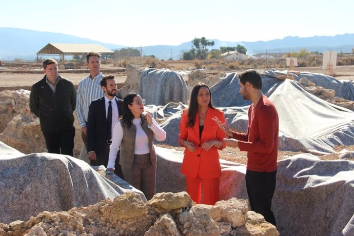 La consejera Carmen Conesa (2d) y la alcaldesa de Yecla, Remedios Lajara, en su visita a Los Torrejones.