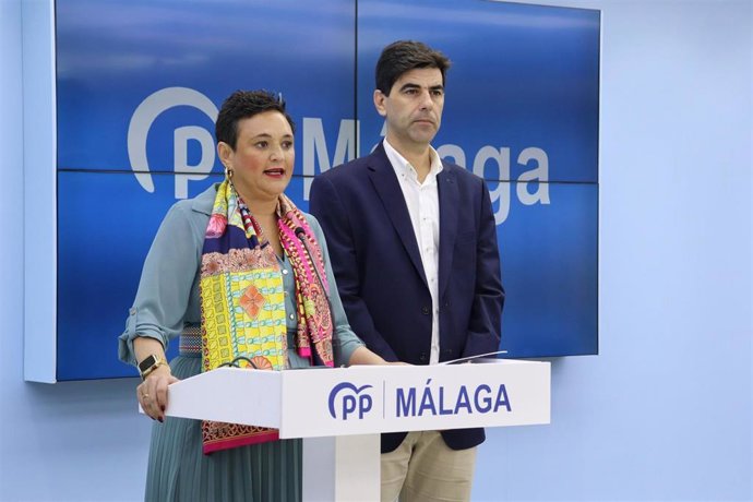 La Presidenta Del Consejo De Alcaldes Del PP De Málaga, Margarita Del Cid,  Junto Con El Secretario Del Consejo De Alcaldes Y Alcalde De Coín, Francisco Santos, En Rueda De Prensa