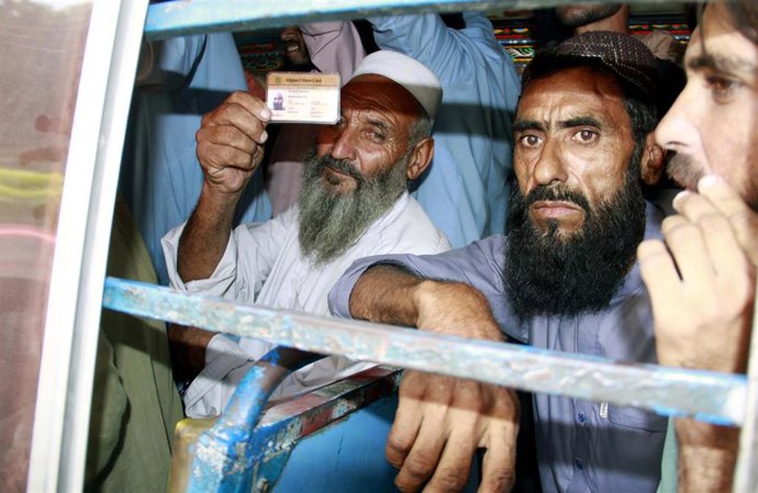 Refugiados afganos detenidos por la Policía de Pakistán para ser expulsados.