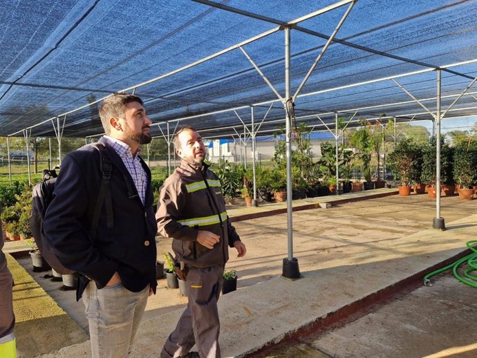 Ismael Sánchez (i) visita, junto a representantes sindicales, el vivero de San Jerónimo.