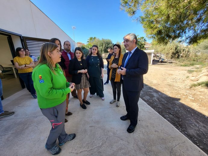 El consejero de Medio Ambiente, Universidades, Investigación y Mar Menor, Juan María Vázquez, y la alcaldesa de San Pedro del Pinatar, Ángela Gaona, visitan las obras de remodelación del Centro de Visitantes Las Salinas
