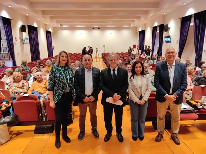 El presidente de la Diputación de Córdoba, Salvador Fuentes (centro), en la inauguración de la jornada 'La Figura del mayor en el siglo XXI'.