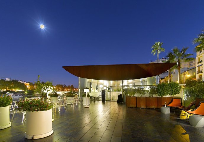 El restaurante Abades Triana (Sevilla) acogerá la III Cena Solidaria de Escuela Cultura de Paz.