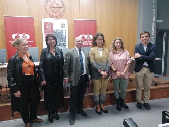 Mesa redonda 'Reflexiones sobre Formación Universitaria en el Turismo' en la Universidad de Huelva.