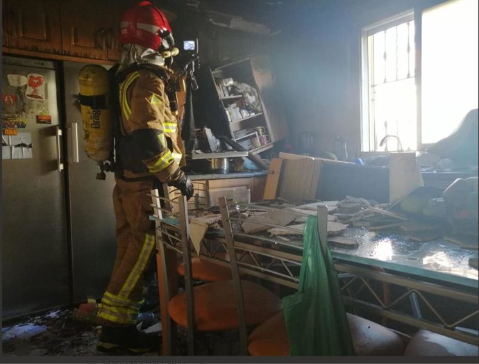 Un efectivo del CEIS trabaja en la extinción de un incendio originado en en una vivienda de la pedanía de Cazalla, en Lorca (Murcia)