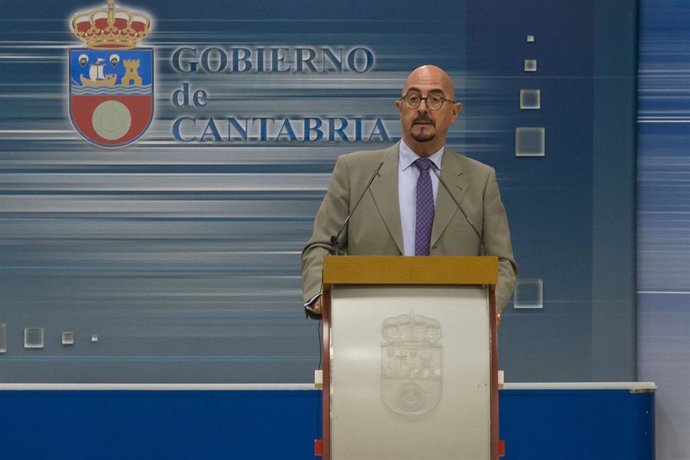 Archivo - Rueda de prensa del consejero de Salud, César Pascual.