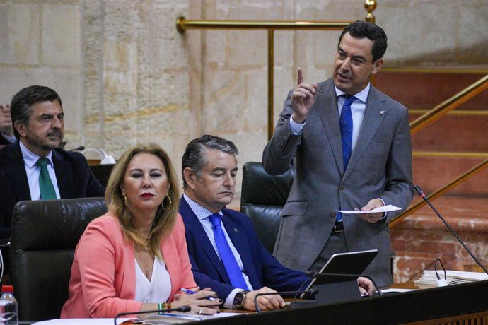 El presidente de la Junta de Andalucía, Juanma Moreno durante su turno de palabra en la sesión de control al Gobierno. A 15 de noviembre de 2023, en Sevilla (Andalucía, España). Primera Jornada de Pleno en la que se incluye las preguntas de los grupos p