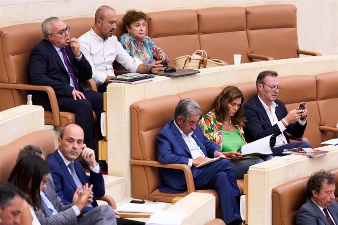 Archivo - Bancada regionalista y parte de la popular en el Parlamento de Cantabria