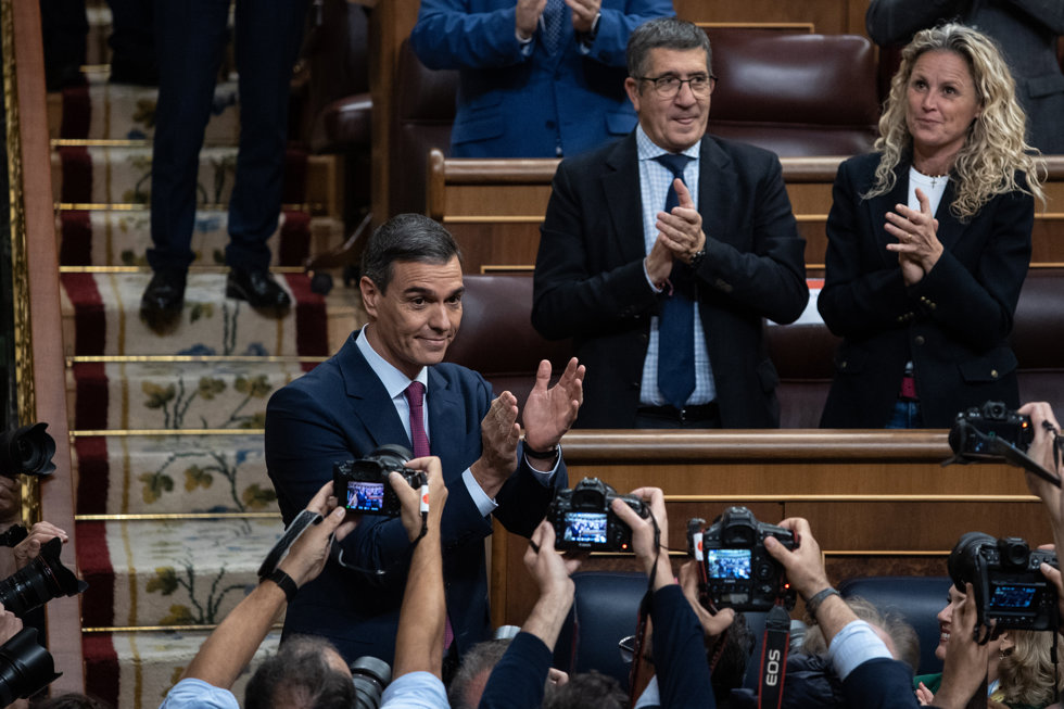 El presidente del Gobierno en funciones y candidato a la reelección, Pedro Sánchez, aplaude frente a los medios, a su llegada a la primera sesión del debate de investidura como presidente de Gobierno,