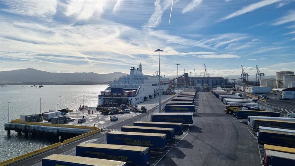 El buque 'Salamanca' atracado en el Puerto de Santander.