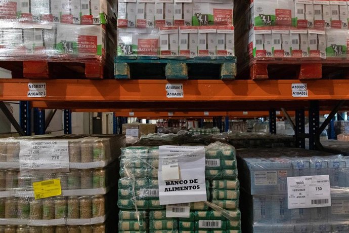 Caja de alimentos en los almacenes de la Asociación Dual en la sede del Banco de Alimentos del Colegio San Fernando