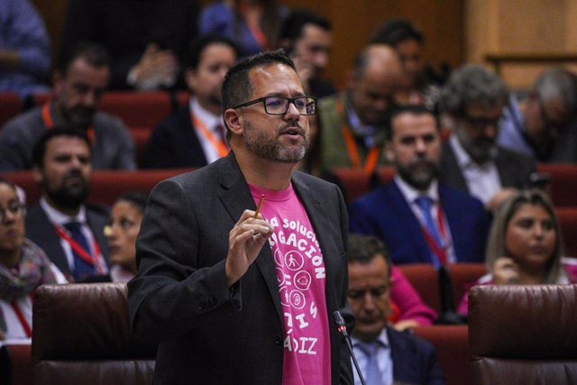 El presidente de la Junta de Andalucía, Juanma Moreno durante su turno de palabra en la sesión de control al Gobierno. A 15 de noviembre de 2023, en Sevilla (Andalucía, España)