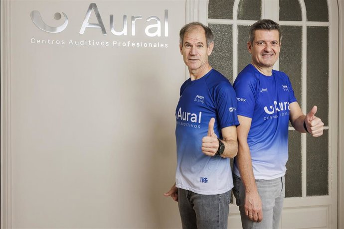 El ex bicampeón del mundo de maratón Abel Antón y el director general de Aural, Juan Ignacio Martínez, en la presentación del equipo deportivo de Aural.