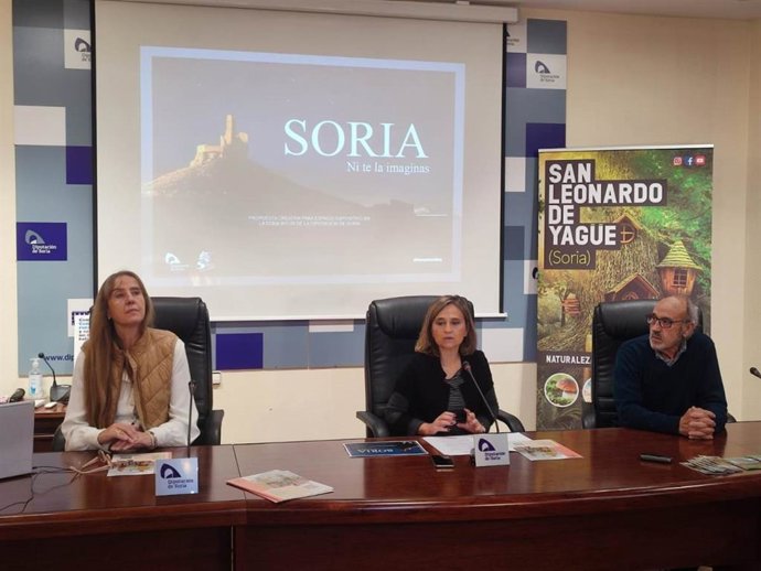 Beatriz Calavia de Tursoria, la diputada Elia Jiménez y Jaime León de El Bosque Mágico