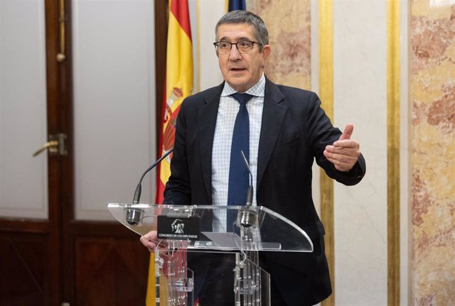 El portavoz del PSOE en el Congreso, Patxi López, ofrece una rueda de prensa posterior al discurso de investidura del presidente del Gobierno en funciones, en el Congreso de los Diputados, a 15 de noviembre de 2023, en Madrid (España).