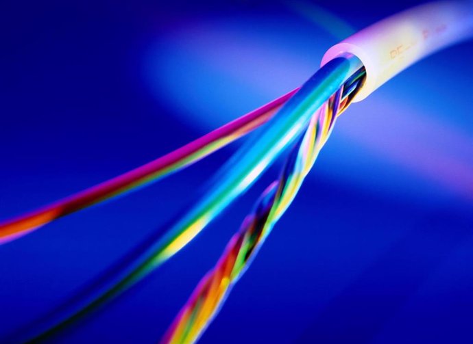 Archivo - Cable de fibra óptica