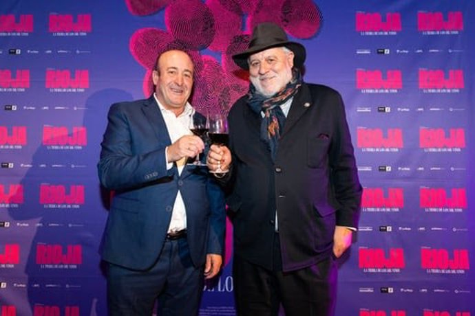 El presidente de la DOC Rioja, Fernando Ezquerro, hace entrega al cineasta José Luis López-Linares, del distintivo 'Amigo del Rioja'