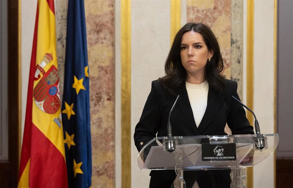 La portavoz de VOX en el Congreso, Pepa Millán, ofrece una rueda de prensa posterior al discurso de investidura del presidente del Gobierno en funciones, en el Congreso de los Diputados, a 15 de noviembre de 2023, en Madrid (España).