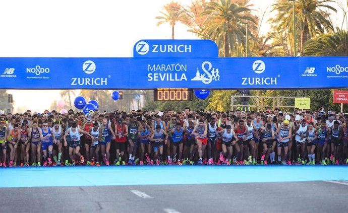 Archivo - Corredores del Zurich Maratón de Sevilla, en una foto de archivo.