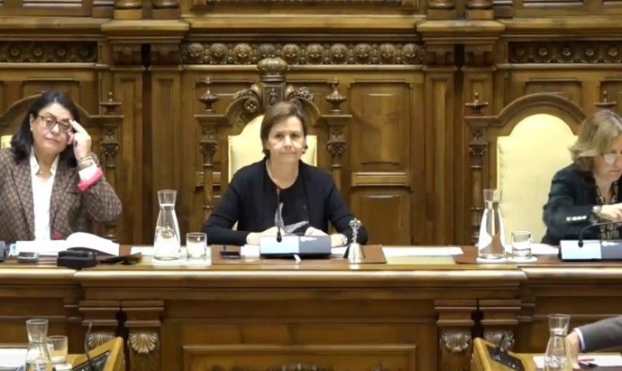 Carmen Moriyón (Foro), alcaldesa de Gijón, preside el Pleno Municipal.
