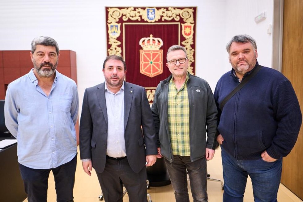 El presidente del Parlamento de Navarra, Unai Hualde junto a Fran Sagastibeltza, Fernando Hualde y Patxi Pérez, representantes de la Asociación Rey de la Faba