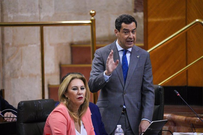 El presidente de la Junta de Andalucía, Juanma Moreno durante su turno de palabra en la sesión de control al Gobierno. A 15 de noviembre de 2023, en Sevilla (Andalucía, España). Primera Jornada de Pleno en la que se incluye las preguntas de los grupos p