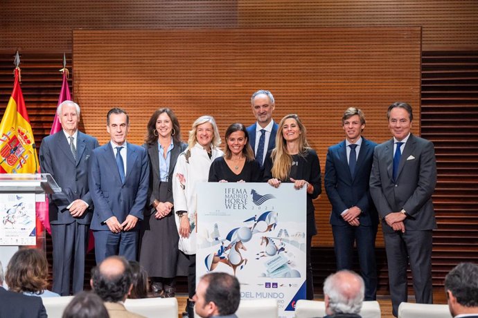 Foto de familia tras la presentación de la IFEMA Horse Week 2023 en el Ayuntamiento de Madrid