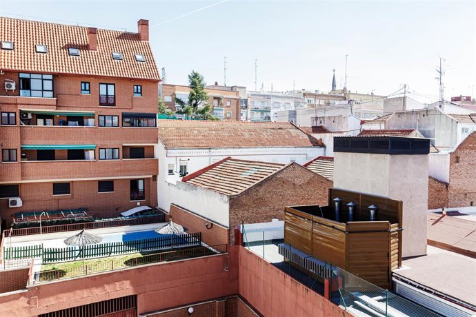 Archivo - Conductos de aire y chimeneas de una cocina industrial llamadas cocinas fantasma, en el distrito de Tetuán