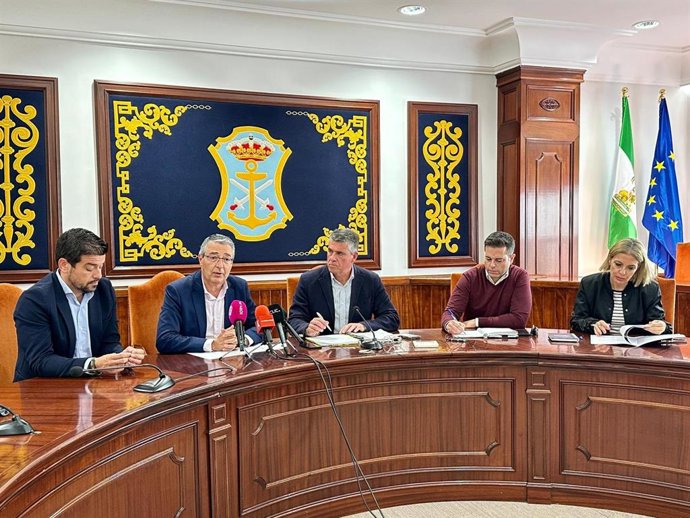 El presidente de la Diputación de Málaga, Francisco Salado, y el alcalde de Nerja, Jose Alberto Armijo, han mantenido un encuentro de trabajo en el Ayuntamiento de la localidad.