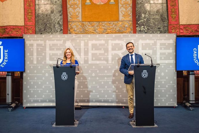 La presidenta del Cabildo de Tenerife, Rosa Dávila y el vicepresidente, Lope Afonso, en rueda de prensa