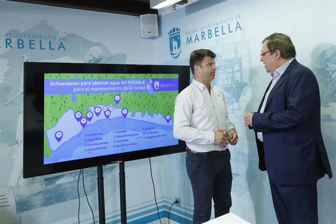 El concejal de Obras de Marbella, Diego López, y el gerente de la empresa concesionaria Hidralia, Fulgencio Díaz, en rueda de prensa